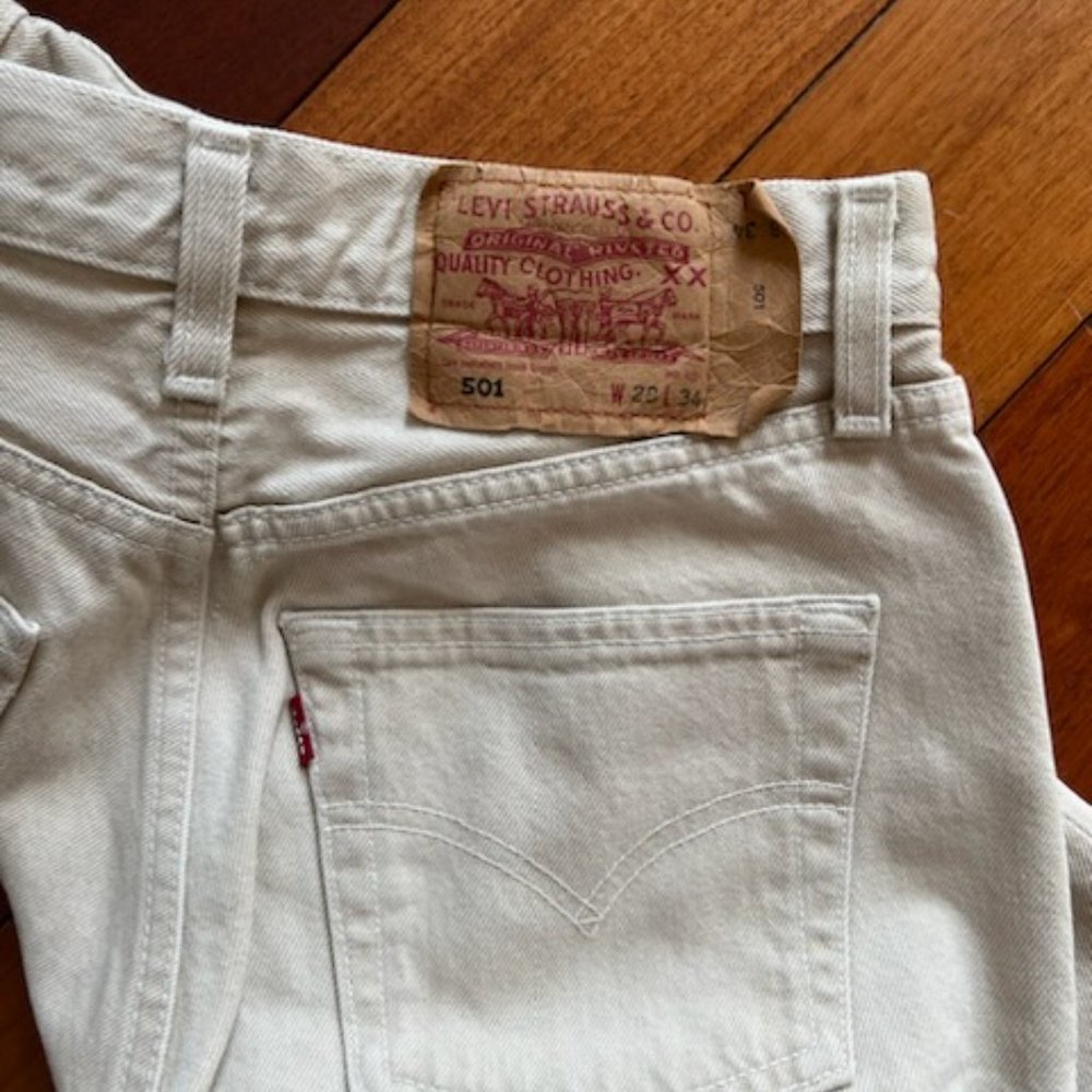 Amazing Vintage Levi’s 501 in Cream / Off-White Size 26